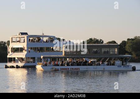 Sambesi Sonnenuntergang Dinner Kreuzfahrt Stockfoto