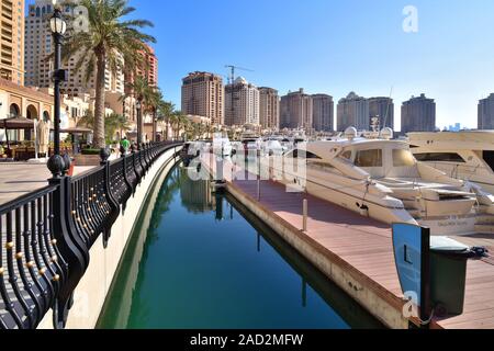 Doha, Katar - Nov 23. 2019. Marina auf der Pearl Island Stockfoto