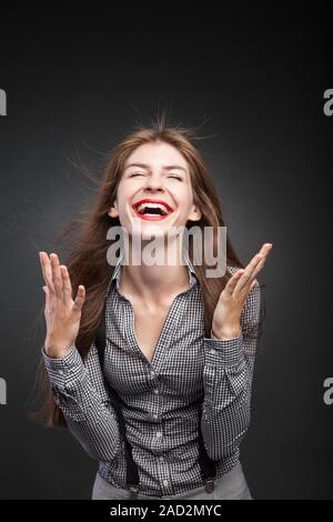 Fröhliche Frau mit fliegenden Haaren und Wind im Gesicht. Stockfoto