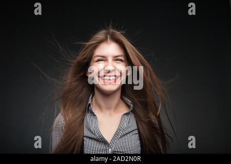 Entzückende Mädchen grinst. Stockfoto