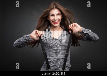 Glückliche Frau Strapse ziehen. Stockfoto