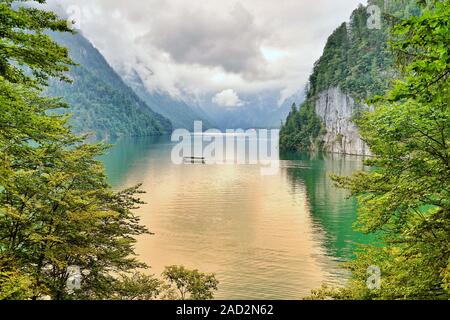 06. September 2019, Bayern, Schönau a. Königssee: Blick vom Malerwinkel auf den See. Die Fjordähnlichen Bergsee ist mehr als 190 Meter tief an der tiefsten Stelle und ein beliebtes Ausflugsziel. Elektrische Boote segeln auf dem See das ganze Jahr über. Foto: Soeren Stache/dpa-Zentralbild/ZB Stockfoto