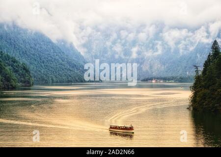 06. September 2019, Bayern, Schönau a. Königssee: Blick vom Malerwinkel auf den See. Die Fjordähnlichen Bergsee ist mehr als 190 Meter tief an der tiefsten Stelle und ein beliebtes Ausflugsziel. Elektrische Boote segeln auf dem See das ganze Jahr über. Foto: Soeren Stache/dpa-Zentralbild/ZB Stockfoto