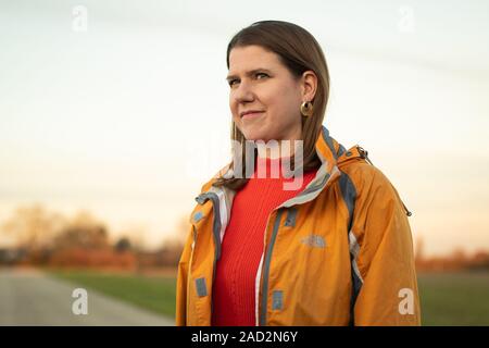 Liberaldemokraten Jo Swinson kommt an Landwirt Christy Willett entsprechen, wie sie besucht ein Ackerbaubetrieb in Galleywood außerhalb von Chelmsford die Auswirkungen der Brexit und Donald Trump Handelsabkommen zu diskutieren. Stockfoto