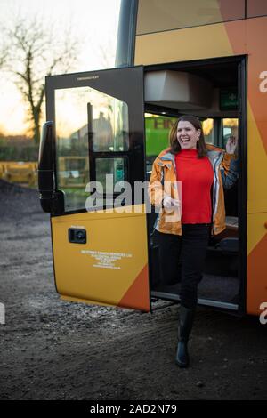 Liberaldemokraten Jo Swinson kommt an Landwirt Christy Willett entsprechen, wie sie besucht ein Ackerbaubetrieb in Galleywood außerhalb von Chelmsford die Auswirkungen der Brexit und Donald Trump Handelsabkommen zu diskutieren. Stockfoto