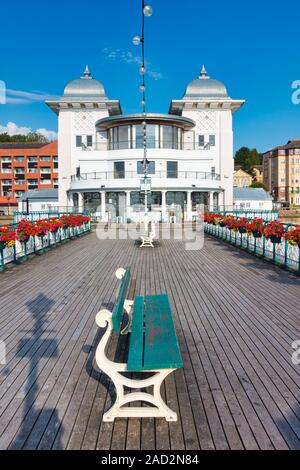 Penarth Pier und Pavilion und Penarth Pier im Sommer 2019 mit schönen Blumen hängend an der viktorianischen Geländer. Staat gehört. Keine privaten Prop Stockfoto