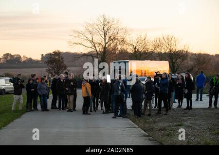 Liberaldemokraten Jo Swinson kommt an Landwirt Christy Willett entsprechen, wie sie besucht ein Ackerbaubetrieb in Galleywood außerhalb von Chelmsford die Auswirkungen der Brexit und Donald Trump Handelsabkommen zu diskutieren. Stockfoto