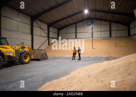 Jo Swinson und Landwirt Christy Willett als Liberaldemokraten Besuche, die einen ackerbaubetrieb in Galleywood außerhalb von Chelmsford die Auswirkungen der Brexit und Donald Trump Handelsabkommen zu diskutieren. Stockfoto