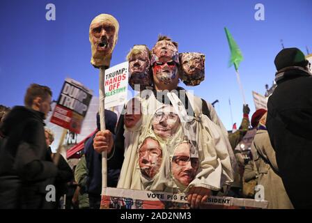 Menschen versammeln sich auf dem Trafalgar Square, London, für eine "Hands-off Protest unser NHS' gegen Donald Trump, der in der Hauptstadt wird als NATO-Führer sammeln bis 70 Jahre der Allianz. Stockfoto