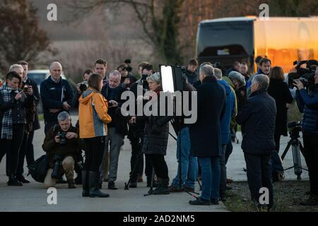 Liberaldemokraten Jo Swinson kommt an Landwirt Christy Willett entsprechen, wie sie besucht ein Ackerbaubetrieb in Galleywood außerhalb von Chelmsford die Auswirkungen der Brexit und Donald Trump Handelsabkommen zu diskutieren. Stockfoto