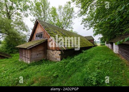 Traditionelle geschuppt Stein Granary - The Old Manor Keller typisch für Kleinpolen Stockfoto