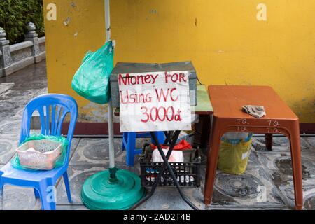 Zeichen für die Nutzung von WC an Tran Quoc Pagode Hanoi Vietnam Stockfoto