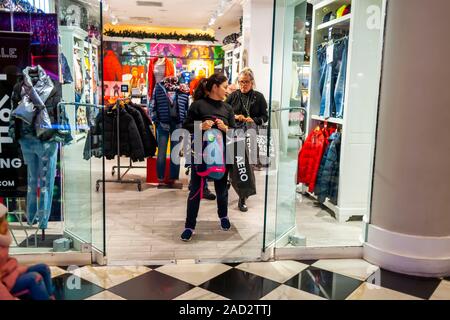 Aeropostale store in der Manhattan Mall in New York am Thanksgiving Tag, Donnerstag, 28. November, 2019. Viele Geschäfte am Feiertag geöffnet die Schnäppchenjäger. (© Richard B. Levine) Stockfoto