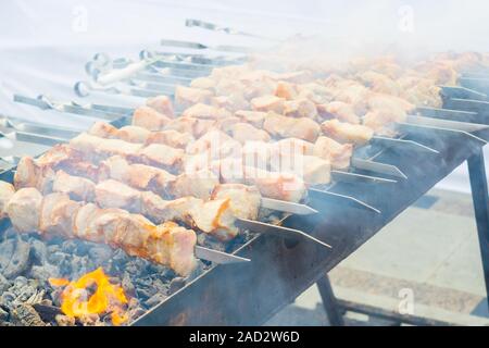 Kochen Schweinebraten auf Kohlen. Grill auf Spieße kochen Mea. Grillen mariniertes Schaschlik auf einem Grill. Schaschlik ist eine Form der Shish Kebab populär in Eas Stockfoto