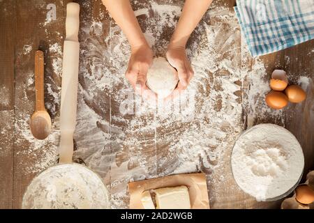 Frauen kochen Teig. Ansicht von oben. Stockfoto