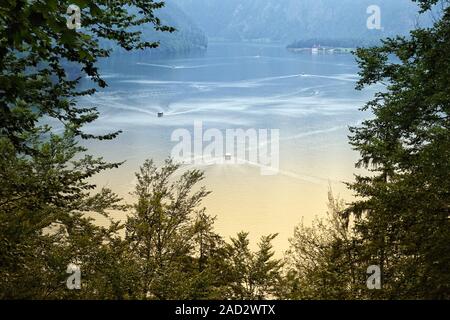 06. September 2019, Bayern, Schönau a. Königssee: Blick vom Malerwinkel auf den See. Die Fjordähnlichen Bergsee ist mehr als 190 Meter tief an der tiefsten Stelle und ein beliebtes Ausflugsziel. Elektrische Boote segeln auf dem See das ganze Jahr über. Foto: Soeren Stache/dpa-Zentralbild/ZB Stockfoto