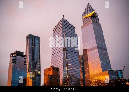 10 Hudson Yards, Mitte, 30 Hudson Yards, rechts, und andere Entwicklung rund um die Hudson Yards in New York am Sonntag, 24. November 2019. (© Richard B. Levine) Stockfoto