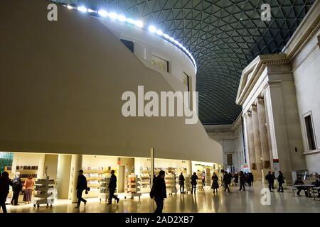 Die reich verzierte Decke im Eingangsbereich, oder der große Hof, des British Museum, Great Russell St, Bloomsbury, London, England, Großbritannien Stockfoto