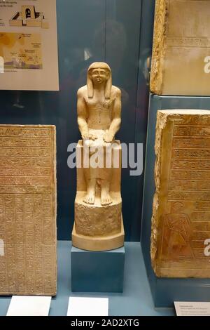 Kalkstein sitzenden Antef und Kalkstein Stele im Britischen Museum, Great Russell St, Bloomsbury, London, England, Großbritannien Stockfoto