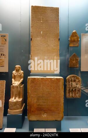 Kalkstein sitzenden Antef und Kalkstein Stele im Britischen Museum, Great Russell St, Bloomsbury, London, England, Großbritannien Stockfoto