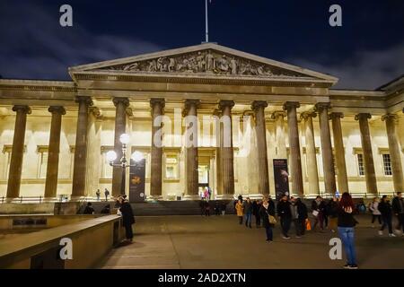 Der Eingang zum British Museum bei Nacht, Great Russell St, Bloomsbury, London, England, Großbritannien Stockfoto