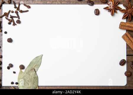 Papier für Rezepte und Gewürze auf Holztisch Stockfoto