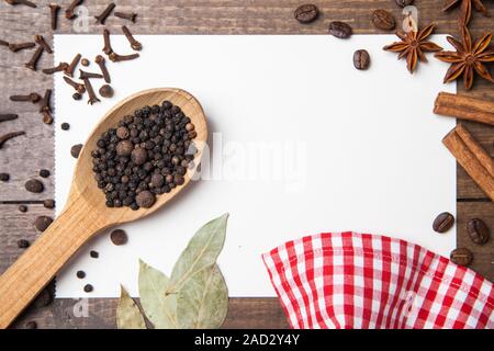 Papier für Rezepte und Gewürze auf Holztisch Stockfoto