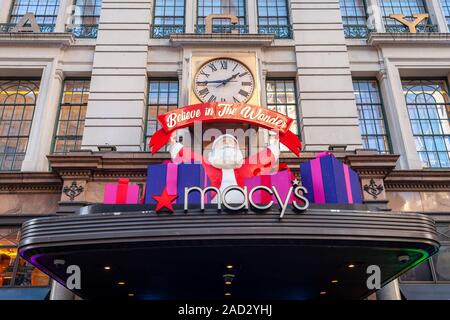 Macy's Herald Square Flagship Store in New York am Tag nach Thanksgiving, Schwarz Freitag, 29. November 2019. Dieses Jahr Thanksgiving fiel auf das späteste mögliche Datum, verzweifelten Einzelhändler eine Woche weniger der Weihnachtseinkäufe. (© Richard B. Levine) Stockfoto