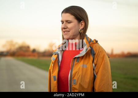 Liberaldemokraten Jo Swinson kommt an Landwirt Christy Willett entsprechen, wie sie besucht ein Ackerbaubetrieb in Galleywood außerhalb von Chelmsford die Auswirkungen der Brexit und Donald Trump Handelsabkommen zu diskutieren. PA-Foto. Bild Datum: Dienstag, Dezember 3, 2019. Siehe PA Geschichte Politik Wahl LibDems. Photo Credit: Aaron Chown/PA-Kabel Stockfoto