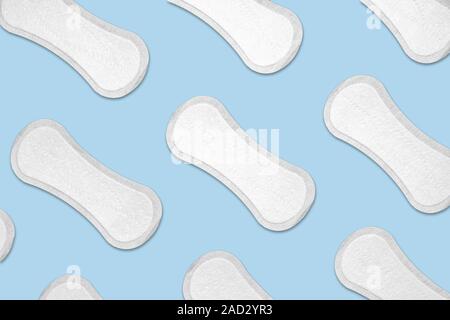 Weiblichen Menstruationszyklus Pads in blauen Hintergrund. Weibliche Hygiene und Perioden Konzept - Muster der Wattepads in isolierten blauer Hintergrund Stockfoto