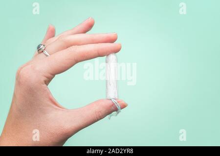 Baumwolle Tampon in weibliche Hände. Weiblichen Menstruationszyklus hygiene Konzept: Einzelnutzung pad auf isolierten Hintergrund Stockfoto