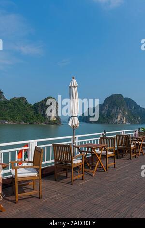 Vietnam Halong Bucht Blick auf Kalkstein karst Anordnungen von Tour Boot Stockfoto