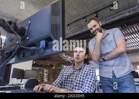 Start Geschäft Leute Gruppe arbeiten als Team-Lösung zu finden Stockfoto