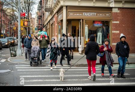 Shopping am trendigen Bleecker Street während ihrer Vorweihnachtlichen "Shop Bleecker" Förderung in New York am Samstag, 23. November 2019. (© Richard B. Levine) Stockfoto