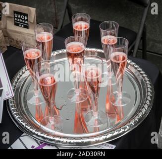 Sekt Rosé ist am trendigen Bleecker Street während ihrer Vor - Weihnachten " Shop Bleecker" Förderung in New York am Samstag, 23. November 2019. (© Richard B. Levine) Stockfoto