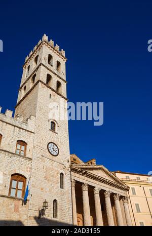 Die Mittelalterlichen Menschen Turm und antike römische Tempel der Minerva in Assisi kommunale Square (mit Kopie Raum) Stockfoto