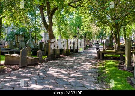 St Nicholas Kirkyard in Aberdeen an einem hellen, sonnigen Tag. Stockfoto