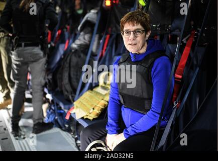 Kabul, Afghanistan. 03 Dez, 2019. Annegret Kramp-Karrenbauer (CDU), Minister für Verteidigung, fliegt mit einem Transportflugzeug A400M. Quelle: Britta Pedersen/dpa-Zentralbild/dpa/Alamy leben Nachrichten Stockfoto