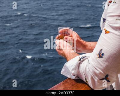 Modische Mann mit einem schönen Glas Stockfoto