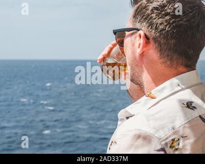 Modische Mann mit einem schönen Glas Stockfoto
