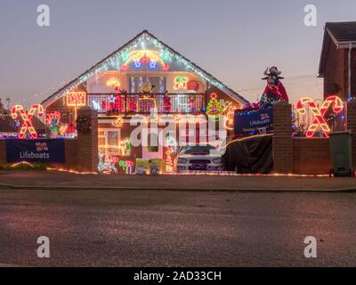 Warden Bay, Kent, Großbritannien. 3. Dezember, 2019. Ein Haus in Warden Bay, Kent verfügt über eine beeindruckende Reihe von Lichtern und Dekorationen, mit dem Ziel, Geld für die rnli Nächstenliebe. Credit: James Bell/Alamy leben Nachrichten Stockfoto