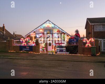 Warden Bay, Kent, Großbritannien. 3. Dezember, 2019. Ein Haus in Warden Bay, Kent verfügt über eine beeindruckende Reihe von Lichtern und Dekorationen, mit dem Ziel, Geld für die rnli Nächstenliebe. Credit: James Bell/Alamy leben Nachrichten Stockfoto