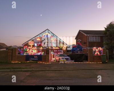 Warden Bay, Kent, Großbritannien. 3. Dezember, 2019. Ein Haus in Warden Bay, Kent verfügt über eine beeindruckende Reihe von Lichtern und Dekorationen, mit dem Ziel, Geld für die rnli Nächstenliebe. Credit: James Bell/Alamy leben Nachrichten Stockfoto