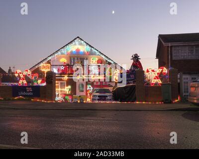 Warden Bay, Kent, Großbritannien. 3. Dezember, 2019. Ein Haus in Warden Bay, Kent verfügt über eine beeindruckende Reihe von Lichtern und Dekorationen, mit dem Ziel, Geld für die rnli Nächstenliebe. Credit: James Bell/Alamy leben Nachrichten Stockfoto