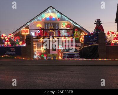 Warden Bay, Kent, Großbritannien. 3. Dezember, 2019. Ein Haus in Warden Bay, Kent verfügt über eine beeindruckende Reihe von Lichtern und Dekorationen, mit dem Ziel, Geld für die rnli Nächstenliebe. Credit: James Bell/Alamy leben Nachrichten Stockfoto