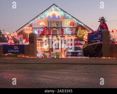 Warden Bay, Kent, Großbritannien. 3. Dezember, 2019. Ein Haus in Warden Bay, Kent verfügt über eine beeindruckende Reihe von Lichtern und Dekorationen, mit dem Ziel, Geld für die rnli Nächstenliebe. Credit: James Bell/Alamy leben Nachrichten Stockfoto