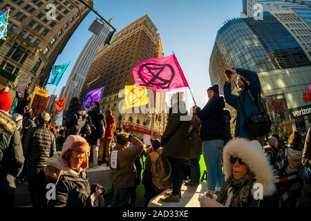 Umweltaktivisten Aussterben Rebellion Protest in der Herald Square in New York am Freitag, 29. November 2019. (© Richard B. Levine) Stockfoto