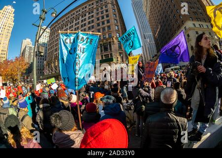 Umweltaktivisten Aussterben Rebellion Protest in der Herald Square in New York am Freitag, 29. November 2019. (© Richard B. Levine) Stockfoto