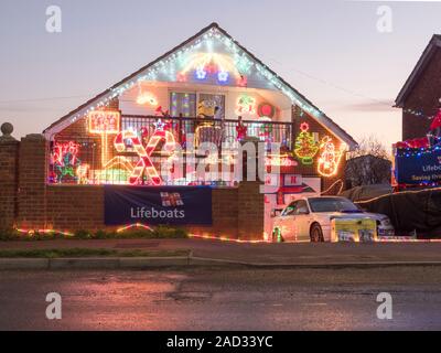 Warden Bay, Kent, Großbritannien. 3. Dezember, 2019. Ein Haus in Warden Bay, Kent verfügt über eine beeindruckende Reihe von Lichtern und Dekorationen, mit dem Ziel, Geld für die rnli Nächstenliebe. Credit: James Bell/Alamy leben Nachrichten Stockfoto