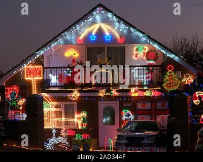 Warden Bay, Kent, Großbritannien. 3. Dezember, 2019. Ein Haus in Warden Bay, Kent verfügt über eine beeindruckende Reihe von Lichtern und Dekorationen, mit dem Ziel, Geld für die rnli Nächstenliebe. Credit: James Bell/Alamy leben Nachrichten Stockfoto